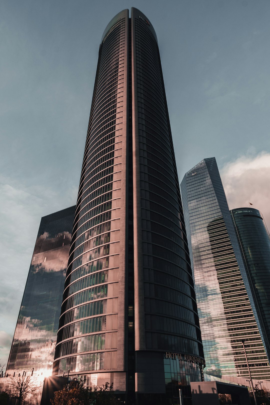 photo-1607385404764-380a5e06c7fe Eventos Memoráveis em 2026: Guia Completo para Empresas Brilharem