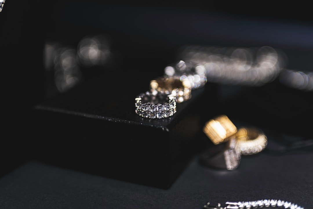 photo-1639660680515-7c76c86b559b Acessórios de Luxo em 2026: Um Guia para Investidores e Consumidores Exigentes