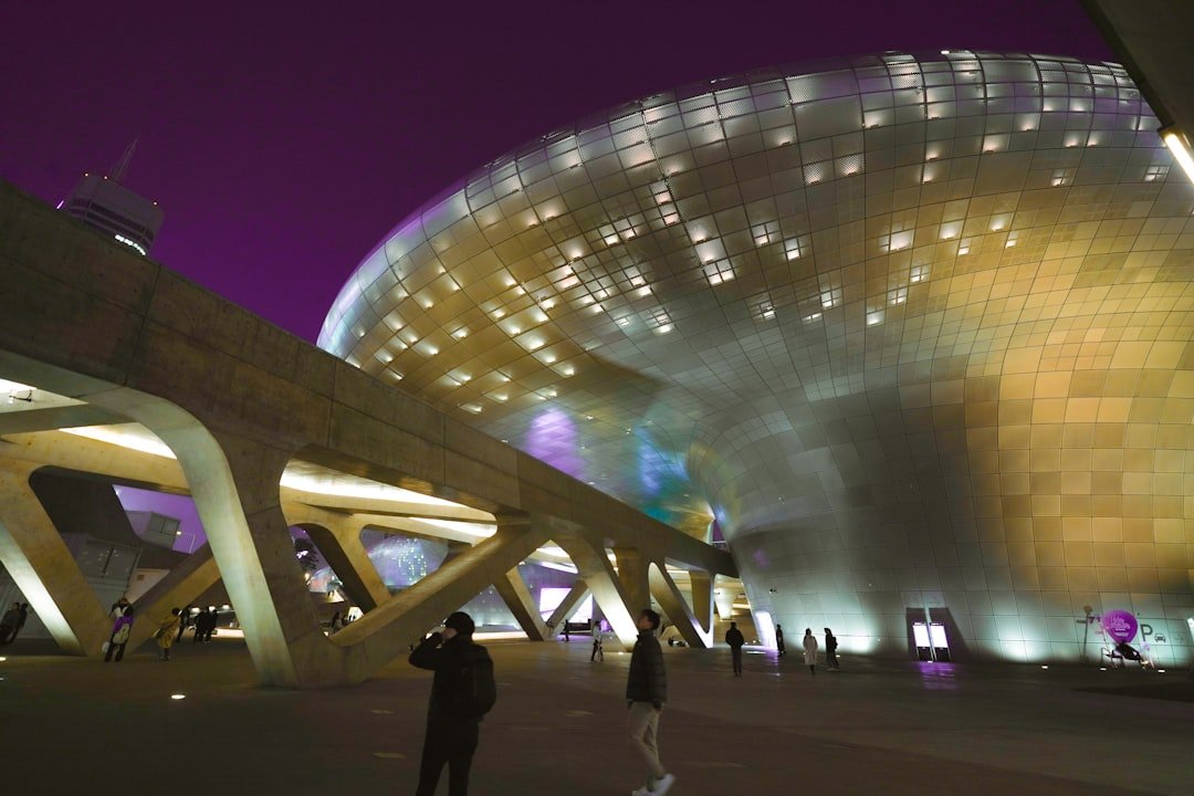 photo-1758788701595-8a62636435c4 Cinema & TV em 2026: Um Guia Prático para Navegar as Tendências do Futuro